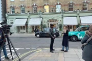 Korrespondentin Sophie Roupetz in London im Gespräch mit dem beliebtesten Mann auf der Dating App Tinder: Stefan-Pierre Tomlin hilft gebrochenen Herzen als Love Coach.