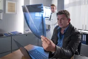 Dr. Martin Gruber (Hans Sigl, r.) und Dr. Alexander Kahnweiler (Mark Keller, l.) entdecken einen Nagel im Kopf ihres Patienten Hannes Finke.