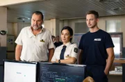 Jäger (Markus John, li.), Arda (Yasemin Cetinkaya, Mi.) und Mark (Timmi Trinks, re.) lernen Thorsten Ganz kennen.