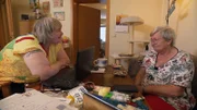 Dagmar (li.) möchte ihrer Freundin Elke helfen, eine seniorengerechte Wohnung zu finden