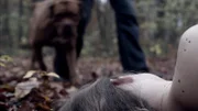 Bei einem Spaziergang findet ein Polizist eine nackte Frauenleiche, die im Wald abgelegt wurde.