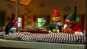 Ernie und Bert beraten sich mit Schneewittchen.