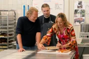 Süße Handwerkskunst: Björn Freitag (l) und Tamina Kallert stellen gemeinsam mit Chocolatier Julius Personne  (M) Pralinen her.