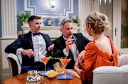 Greta (Laura Osswald, r.) ist überrumpelt, als Miro (Pablo Sprungala, M. und Jo Weil, l.) versucht, sie auf dem Casinoabend zu vereinnahmen.
