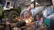 Die Hoffnung stirbt zuletzt. Das Mechaniker-Team von „Morlock Motors“ will dort einen 20 Tonnen schweren AM General M917 auf Vordermann bringen.