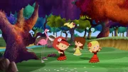 Die Armbewegungen üben Tanja, Lili und Zoé mit Hilfe von QuackQuacks gepusteten Seifenblasen.