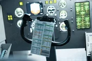 Kontrollsäule mit Checkliste im Cockpit des Flugzeugs Fokker 50.