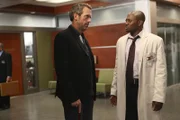 Dr. House (Hugh Laurie, l.) und Dr. Foreman (Omar Epps) sind unterschiedlicher Auffassung, was die Erkrankung der neuen Patientin betrifft.