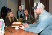 Alicia (Josefin Bressel, l.), Kate und Paul (Niklas Osterloh, 2.v.r.) gratulieren Erik (Patrick Heinrich) zum Geburtstag.