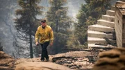 Battalion Chief Josh Campbell begutachtet die Schäden, die das Carmel-Feuer in Carmel Valley, Kalifornien, verursacht hat.