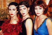 (v.l.n.r.) Phoebe (Alyssa Milano); Piper (Holly Marie Combs); Prue (Shannen Doherty)