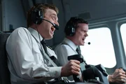 Kapitän Poeckes (gespielt von Craig Henderson) und Erster Offizier Arendt (gespielt von Craig Henderson) im Cockpit des Luxair-Fluges 9642, kurz bevor dieser nur wenige Kilometer von der Landebahn entfernt abstürzt. (Cineflix 2024/Shay Markowitz)