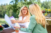 Yvonne (Tanja Lanäus, l.) ist enttäuscht, als Larissa (Vivien Wulf, r.) aus finanziellen Gründen einen Rückzieher macht.