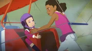 Samantha (l.) ist mit dem Motordrachen abgestürzt. Beth befreit sie aus einer gefährlichen Situation.