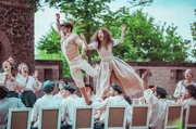 Happy End: Hagen (Zoran Pingel) und Prinzessin Polly (Mina Christ) haben erfolgreich gegen das Lachverbot rebelliert und heben nun ab vor Glück.