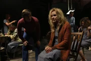 Vom schlechten Zustand Schwester Jude Martins (Jessica Lange, r.) ist Kit Walker (Evan Peters, l.) schockiert. Wird er versuchen, sie aus der Anstalt zu befreien?
