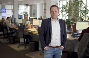 Lokalreporter Christopher Menge, Cellesche Zeitung, recherchiert über das mysteriöse Verschwinden von Mandy Müller.