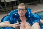 Stuart ( Stephen Merchant)
