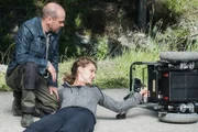 Olivia Weigert (Marie Rönnebeck) möchte sich von Hannes Finke (Robert Kuchenbuch) nicht helfen lassen.