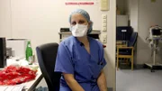Mit allen Mitteln der hochtechnisierten Intensivmedizin ringt das Team der Station 43 um das Überleben seiner Patienten.