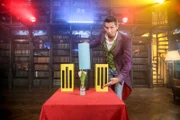 Zauberlehrer Tristan lässt bei 1000 Tricks auf magische Art und Weise Dinge von einem Ort zum anderen wandern. Wie dieser Trick wohl funktioniert?