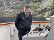 Die "Grand Lady" in Alesund/Geirangerfjord/Norwegen. Fjordfahrt in den Geirangerfjord,  Kapitän Morten Hansen auf der Nock.
