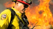 Feuerwehrkapitän Richard Cordova beaufsichtigt die Feuerwehrleute bei einem Brandeinsatz in den San Bernardino Mountains.
