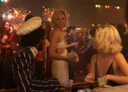 In the middle: Candy (Maggie Gyllenhaal)
