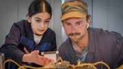Jasina und Aaron (Louis von Klipstein) begreifen plötzlich, welches Spiel der Industrielle Seegers spielt.