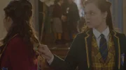 Theo (Eloise Little) prüft mit einem Amulett, wer der Gestaltwandler oder die Gestaltwandlerin sein könnte.