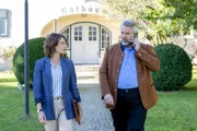 Zum Erstaunen von Kommissarin Andresen (Sophie Melbinger, l.) investiert Kommissar Stadler (Dieter Fischer, r.) während der Ermittlungen viel Zeit in die Organisation seines Grillfestes.
