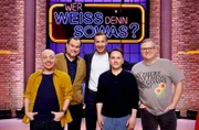 Moderator Kai Pflaume (M.) und seine Rateteam-Kapitäne Bernhard Hoëcker (l.) und Elton (r.) begrüßen in dieser Sendung den Schauspieler Markus John (2.v.l.) und den Schauspieler Stefko Hanushevsky (2.v.r.).