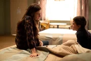 L-R: Sarah (Stephanie Allynne) and Elle (Abby Ryder Fortson)