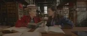 Theo (Eloise Little) und Granny (Estrid Barton) durchstöbern die Bibliothek der Gesellschaft für ägyptologische Forschung auf der Suche nach der Identität der Ewigen Flamme.