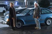 Deborah (Jean Smart) kämpft mit der Enttäuschung darüber, dass ihr neues Material beim Publikum nicht zündet. Sogar ihr bisheriger Stalker Axel (Kyle Gass) geht ihr aus dem Weg, um ihr nicht die Wahrheit zu ihrem Auftritt sagen zu müssen.