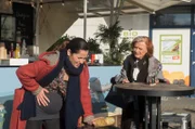 Als Tina (Katja Frenzel, l.) von Johanna (Brigitte Antonius, r.) erfährt, dass Ben im Krankenhaus ist, bekommt sie Bauchkrämpfe und braucht selbst ärztliche Hilfe.