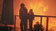 Verteidigung von Gebäuden nach dem Blue Ridge Fire außerhalb von Yorba Linda, Kalifornien.