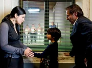 Commissario Brunetti (Uwe Kockisch, re.) und Rani Vega (Jasmin Tabatabai) unterstützen den kleinen Tarik (Kayan Ghousi) bei einer Gegenüberstellung. Commissario Brunetti (Uwe Kockisch, re.) und Rani Vega (Jasmin Tabatabai) unterstützen den kleinen Tarik (Kayan Ghousi) bei einer Gegenüberstellung.