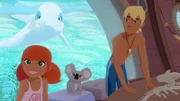 Yann (r.) hat bei einem Tauchgang mit Auru ein merkwürdig aussehendes Fischskelett am Meeresboden entdeckt. Sie haben es mit nach Hause gebracht und nun rätseln alle, auch Marina(l.), Raoul (2.v.r.) und Zoom (o.), was für ein urzeitliches Tier das gewesen sein könnte.