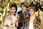 Kyra (Kimie Tsukakoshi links), Darra (Julian Cullen) und Imogen (Elizabeth Cullen rechts) beobachten den magischen Briefkasten. Ein Postbote hat ihn zur falschen Zeit berührt und wurde in einen Hund verwandelt. Jetzt muss ein Weg gefunden werden, ihn wieder zurück zu verwandeln.