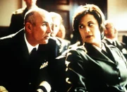 Admiral Chegwidden (John M. Jackson, l.) bespricht sich mit Sara Mackenzie (Catherine Bell, r.), die in Vertretung von Harm Rabb die Anklagevertretung übernommen hat.
