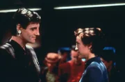 Odo ist eifersüchtig: Missmutig sieht er zu, wie sich Kira (Nana Visitor) und Premierminister Shakaar (Duncan Regehr) immer besser verstehen.