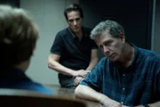 In front: Ralph Anderson (Ben Mendelsohn)