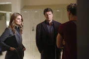 Ein Mädchen wurde ermordet. Beckett (Stana Katic, l.) und Castle (Nathan Fillion, M.) versuchen, den Täter zu fassen, doch hat Riley Marshall (Sam Towers, r.) etwas damit zu tun?