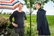Moritz Brenner (Johannes Hendrik Langer, r.) versucht, Kai Marlow (Max von Pufendorf, l.) zu beruhigen. Marlow würde alles dafür tun, seine Tochter zu finden.