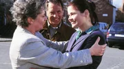 Uschi (Barbara Freier, l.) hat Hafturlaub bekommen, um gemeinsam mit ihrem Mann (Klaus Wennemann) den Geburtstag ihrer Tochter Sonja (Katharina Wackernagel) zu feiern.