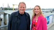 Malerischer Ausblick: Björn Freitag (l) und Tamina Kallert genießen die Sicht über die Schelde auf Antwerpen.