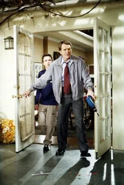 Hal (Bryan Cranston, re.) und Malcolm (Frankie Muniz) kommen total genervt von der Bibelstunde nach Hause.