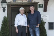 Dr. Roman Melchinger (Siegfried Rauch, l.) und Dr. Martin Gruber (Hans Sigl, r.) vor der Praxis. Eigentlich hat Martin Geburtstag.