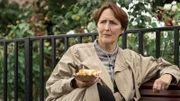 Ein Abstecher in Carolyns (Fiona Shaw) Vergangenheit offenbart ihr eine neue Spur zu den "Zwölf". Ihr wird klar, dass sie den Gesuchten besser kennt, als gedacht.